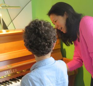 Eunhye Bading gibt Klavierunterricht.